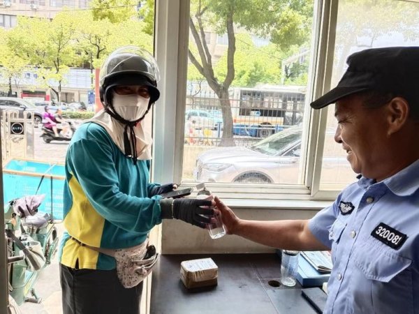 本地股票配资公司 南通港航市区分中心爱心驿站让户外劳动者清凉“驿”夏